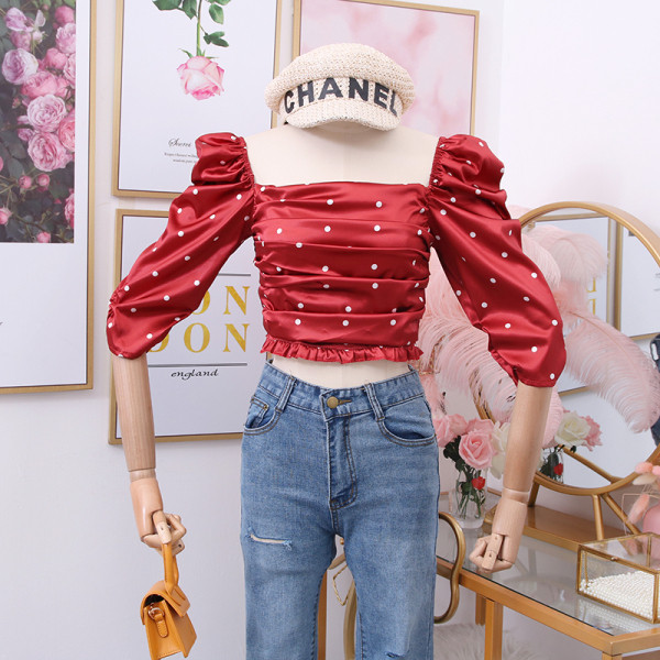 Modern női blúz négyzet alakú, pöttyös nyakkivágással - retro stílusú