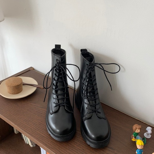 Eko bőrből készült alkalmi fekete női csizma lapos talppal és fűzővel