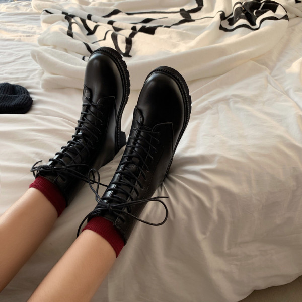 Eko bőrből készült alkalmi fekete női csizma lapos talppal és fűzővel