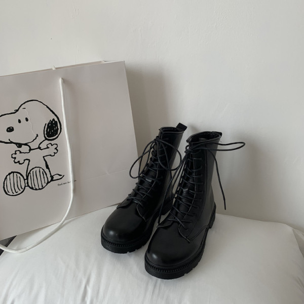 Eko bőrből készült alkalmi fekete női csizma lapos talppal és fűzővel