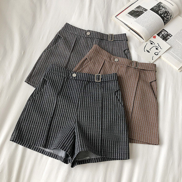 Női rövidnadrág széles modell magas derékkal és övvel