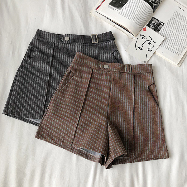 Női rövidnadrág széles modell magas derékkal és övvel