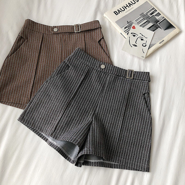 Női rövidnadrág széles modell magas derékkal és övvel