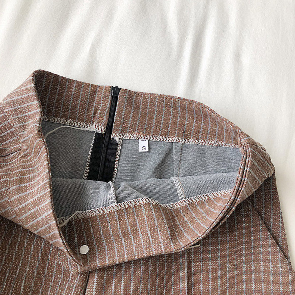 Női rövidnadrág széles modell magas derékkal és övvel