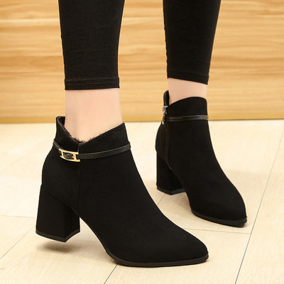 Modern női csizma vastag sarokkal, öko velúrból és cipzárral