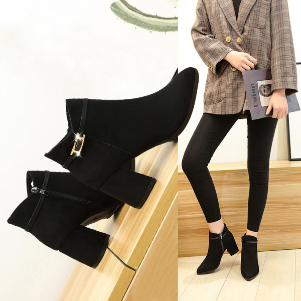 Modern női csizma vastag sarokkal, öko velúrból és cipzárral