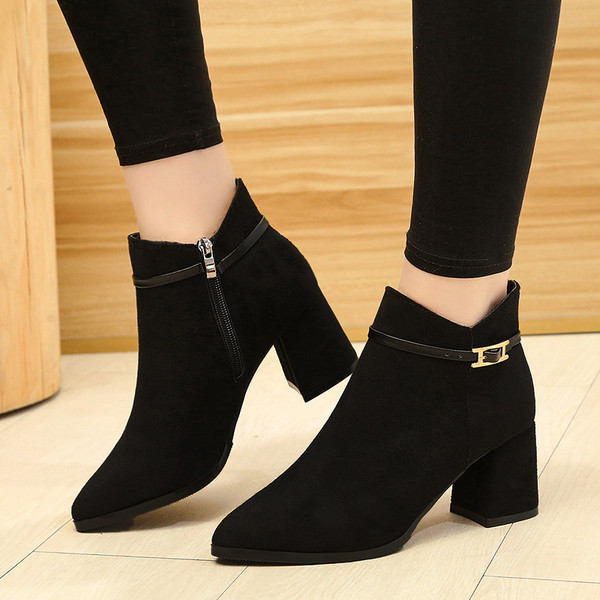 Modern női csizma vastag sarokkal, öko velúrból és cipzárral