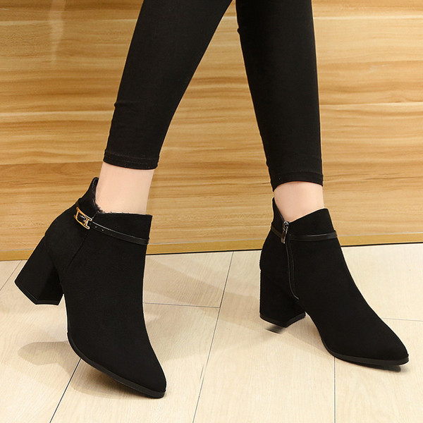 Modern női csizma vastag sarokkal, öko velúrból és cipzárral