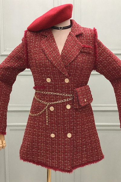 Stílusos női kockás kabát dupla rögzítéssel és övtáskával