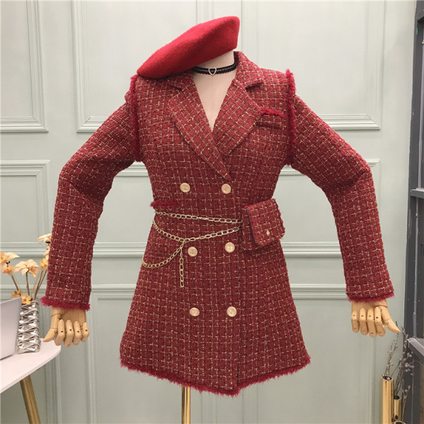 Stílusos női kockás kabát dupla rögzítéssel és övtáskával