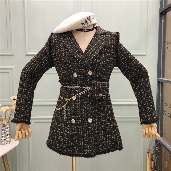 Stílusos női kockás kabát dupla rögzítéssel és övtáskával