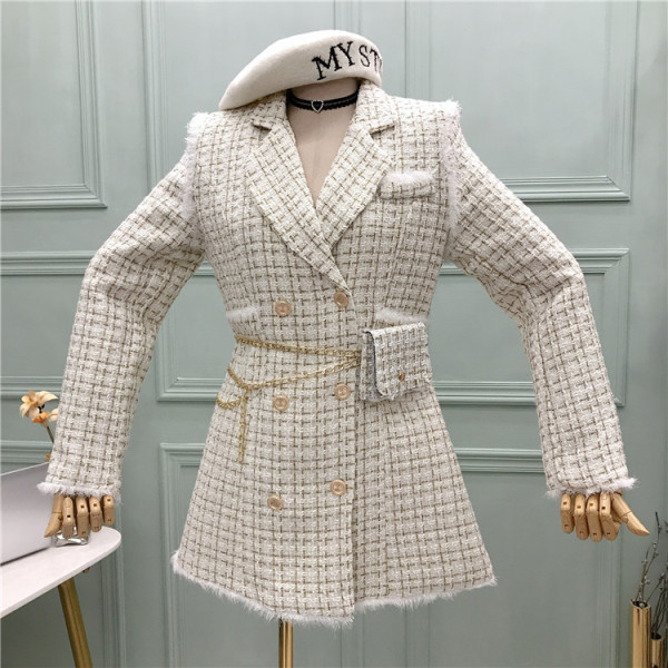 Stílusos női kockás kabát dupla rögzítéssel és övtáskával