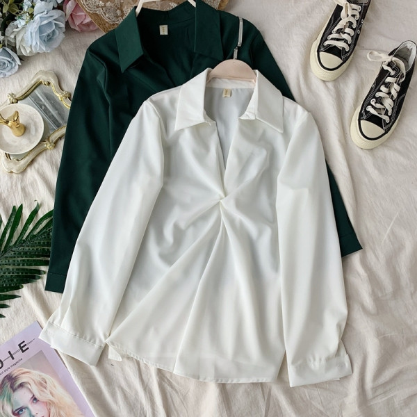 Μοντέρνο γυναικείο πουκάμισο με κλασικό γιακά και λαιμόκοψη