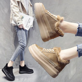 Őszi-téli női tornacipő magas talppal, fekete és bézs pehelyszínnel