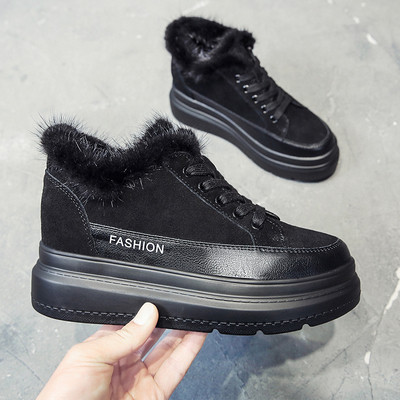 Őszi-téli női tornacipő magas talppal, fekete és bézs pehelyszínnel