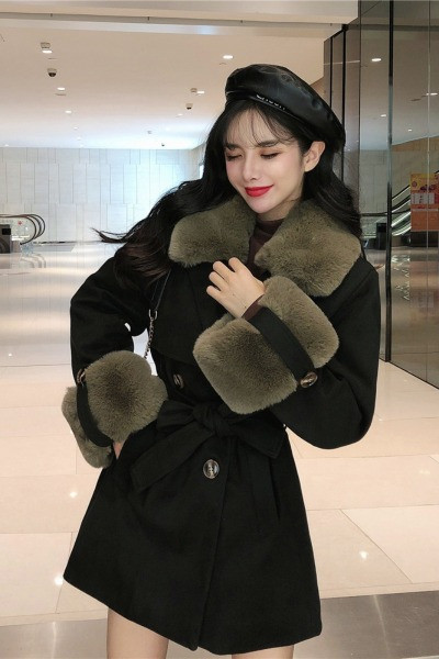 Modern női kabát övvel a derekán és lefelé a gallérnál és az ujjakon