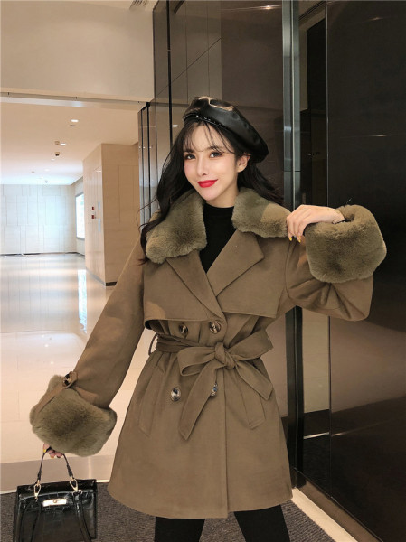 Modern női kabát övvel a derekán és lefelé a gallérnál és az ujjakon