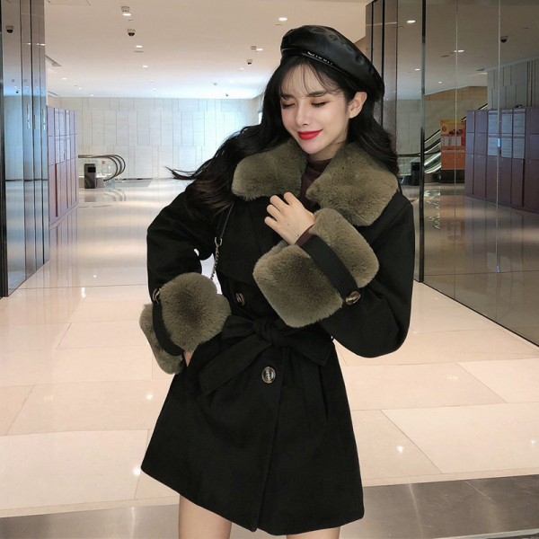 Modern női kabát övvel a derekán és lefelé a gallérnál és az ujjakon