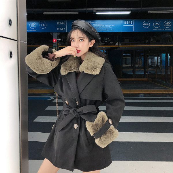 Modern női kabát övvel a derekán és lefelé a gallérnál és az ujjakon