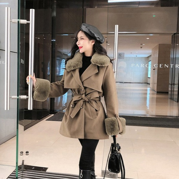 Modern női kabát övvel a derekán és lefelé a gallérnál és az ujjakon