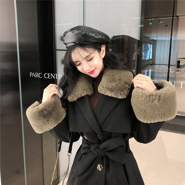 Modern női kabát övvel a derekán és lefelé a gallérnál és az ujjakon