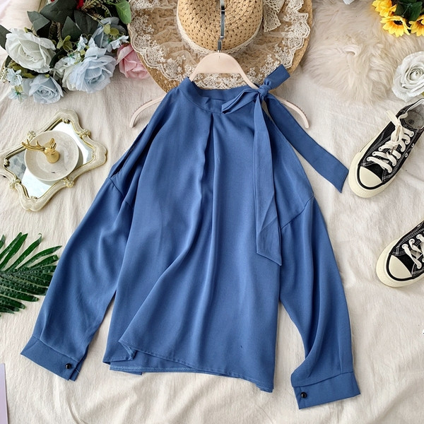 Moodne naiste särk pitside ja pikkade varrukatega