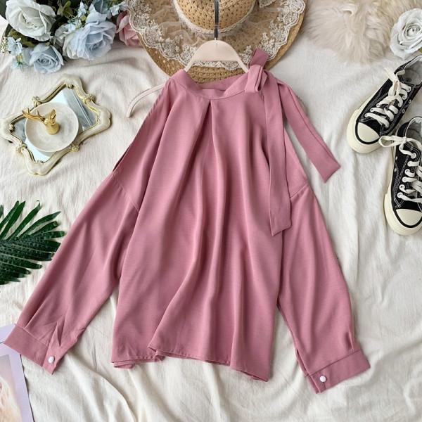 Moodne naiste särk pitside ja pikkade varrukatega