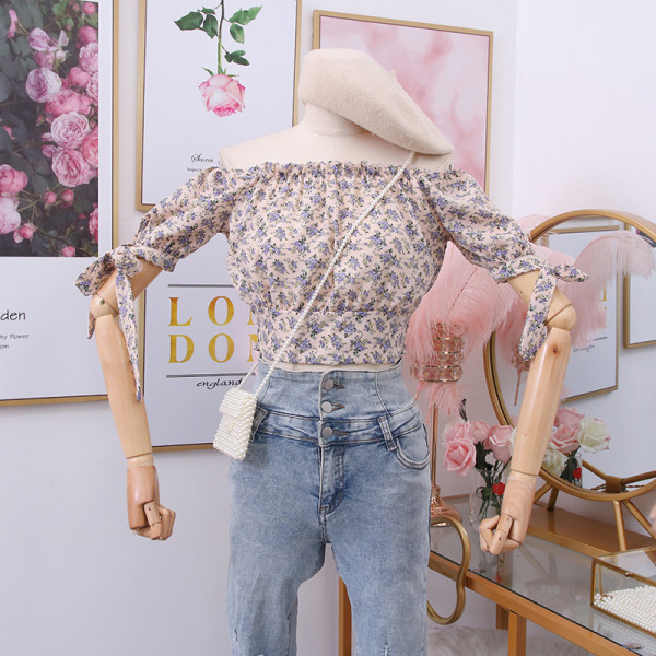 Női blúz csupasz váll, rövid ujjú, virágos motívumokkal