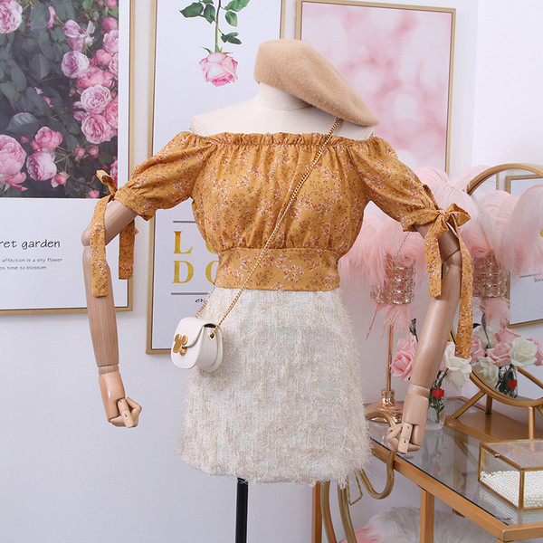 Női blúz csupasz váll, rövid ujjú, virágos motívumokkal