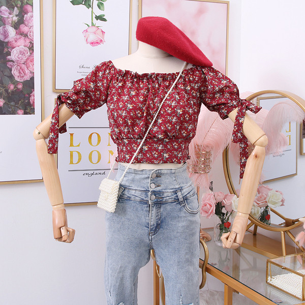 Női blúz csupasz váll, rövid ujjú, virágos motívumokkal