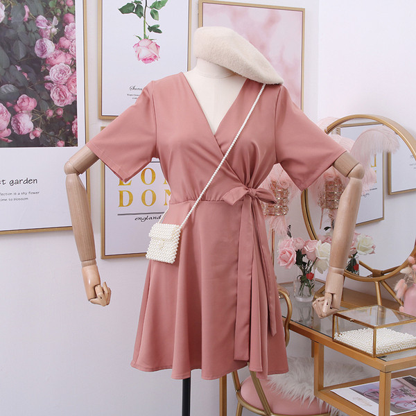 Kivágott modell női ruha spitz nyakkivágással és rövid ujjal