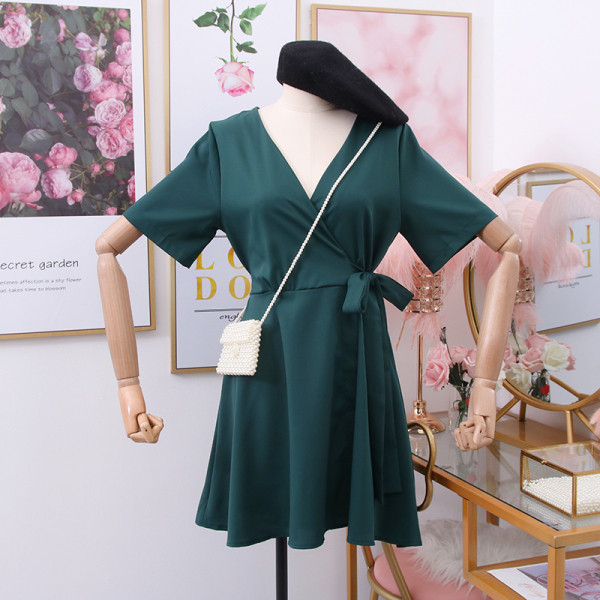 Kivágott modell női ruha spitz nyakkivágással és rövid ujjal