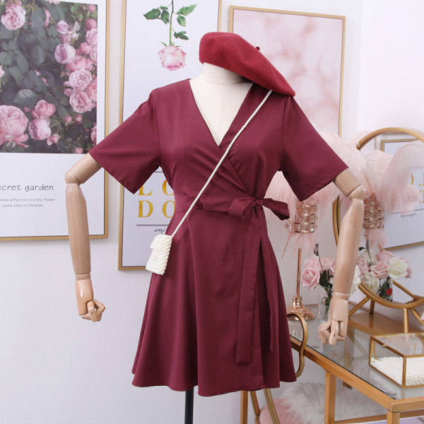 Kivágott modell női ruha spitz nyakkivágással és rövid ujjal