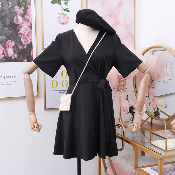 Kivágott modell női ruha spitz nyakkivágással és rövid ujjal