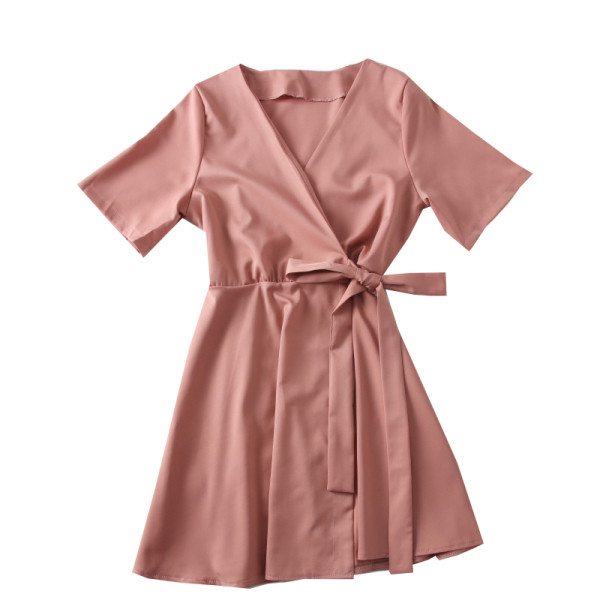 Kivágott modell női ruha spitz nyakkivágással és rövid ujjal