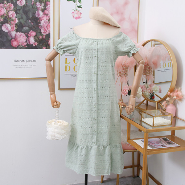 Modern női ruha rövid ujjú, szögletes nyakkivágással