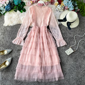 Modern női ruha ovális nyakkivágással és hosszú tüll ujjakkal