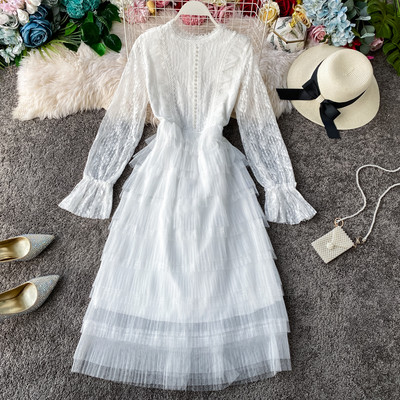 Modern női ruha ovális nyakkivágással és hosszú tüll ujjakkal