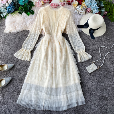 Modern női ruha ovális nyakkivágással és hosszú tüll ujjakkal