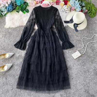 Modern női ruha ovális nyakkivágással és hosszú tüll ujjakkal