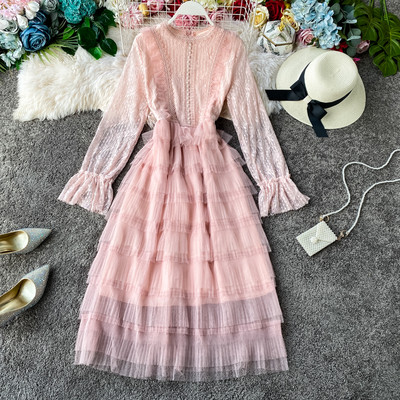 Modern női ruha ovális nyakkivágással és hosszú tüll ujjakkal