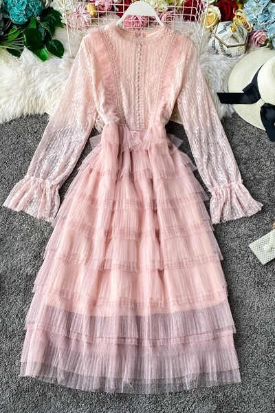 Modern női ruha ovális nyakkivágással és hosszú tüll ujjakkal