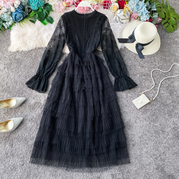 Modern női ruha ovális nyakkivágással és hosszú tüll ujjakkal