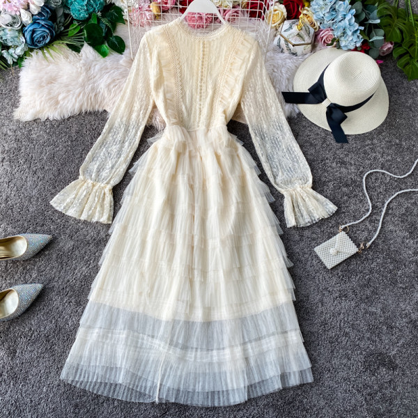 Modern női ruha ovális nyakkivágással és hosszú tüll ujjakkal