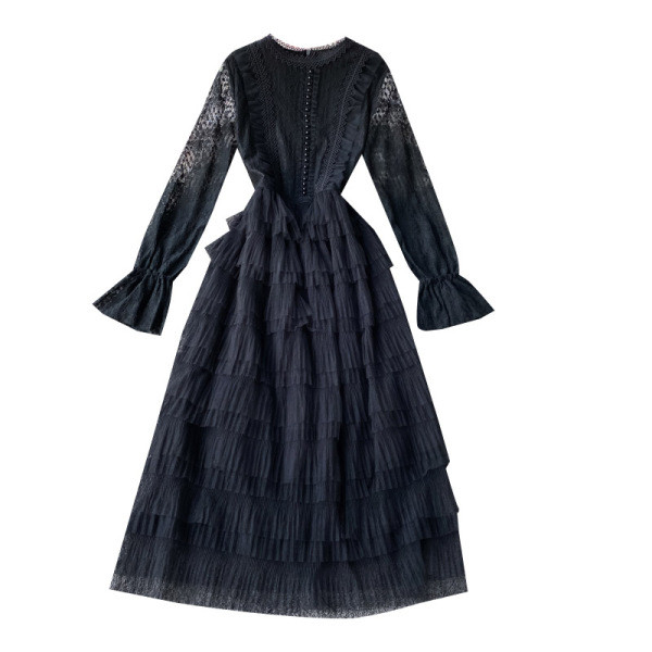 Modern női ruha ovális nyakkivágással és hosszú tüll ujjakkal