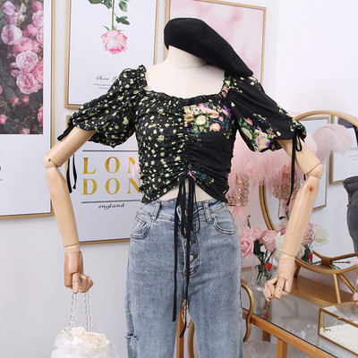 Modern női blúz négyzet alakú nyakkivágással, rövid ujjú, nyakkendővel és virágmotívumokkal