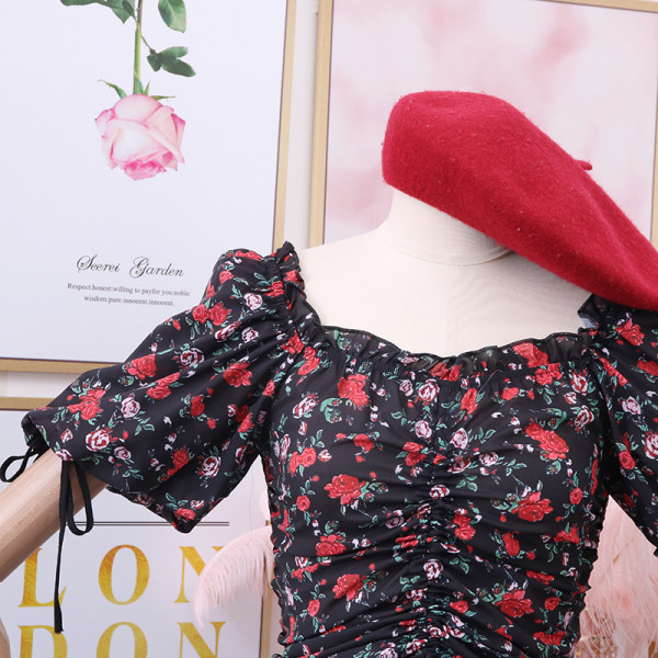 Modern női blúz négyzet alakú nyakkivágással, rövid ujjú, nyakkendővel és virágmotívumokkal