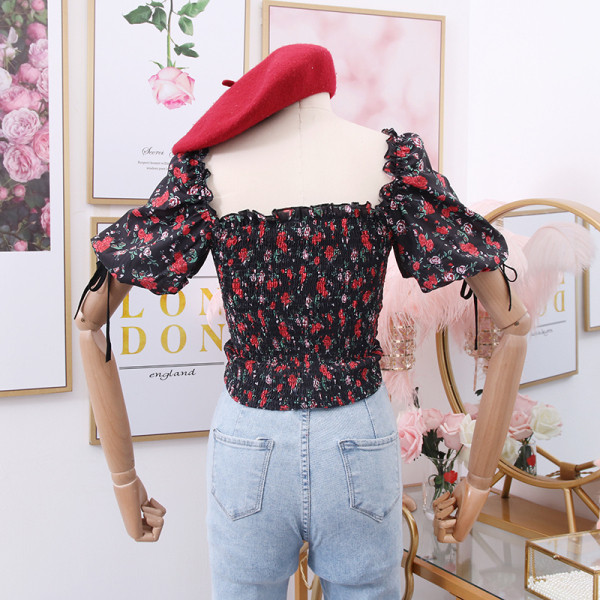 Modern női blúz négyzet alakú nyakkivágással, rövid ujjú, nyakkendővel és virágmotívumokkal