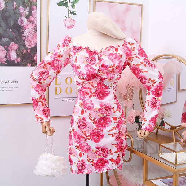 Moodne naiste kleit kandilise kaelusega ja lillemotiividega - retro stiilis