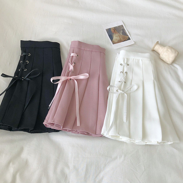 Rövid női rakott szoknya magas derékkal és megkötővel